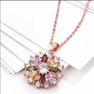 🛍Rose Gold Tone Flower pendant with chain.